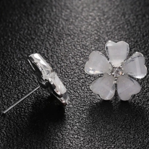 NEW!💙💎VERY PRETTY! VERY CUTE! WHITE FLOWERS!💎💙 - Picture 6 of 8